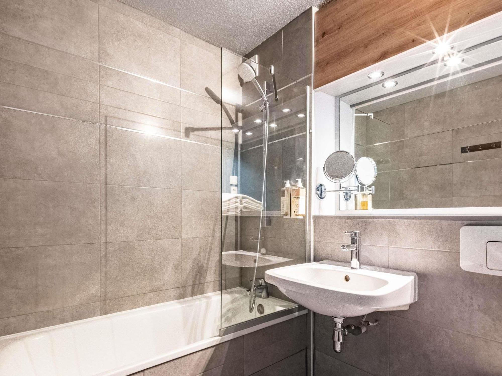 Greet Hotel Massieux Lyon Nord ภายนอก รูปภาพ
